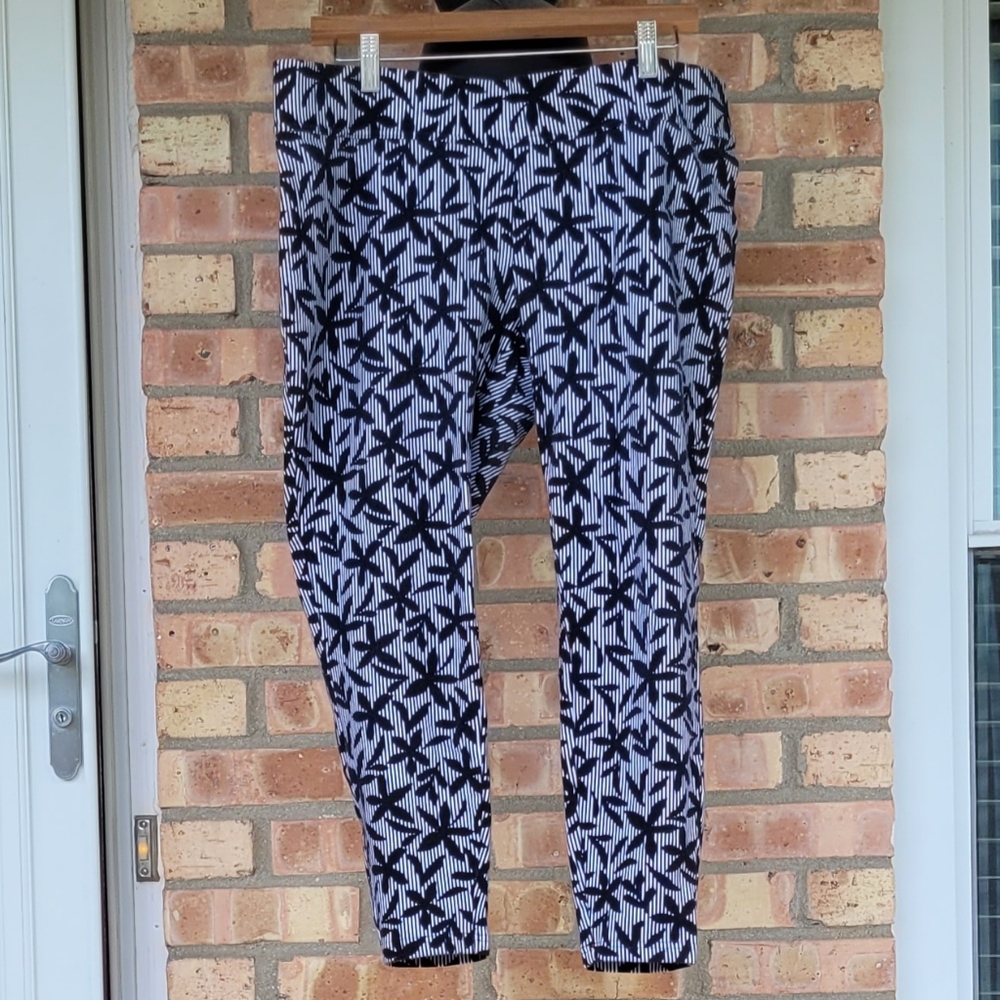 Lands' End Black and White Patterned Leggings- XL Petite